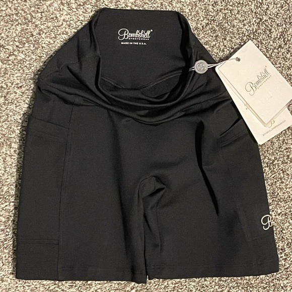 Bombshell Bike Shorts with Pockets - Picture 3 of 10